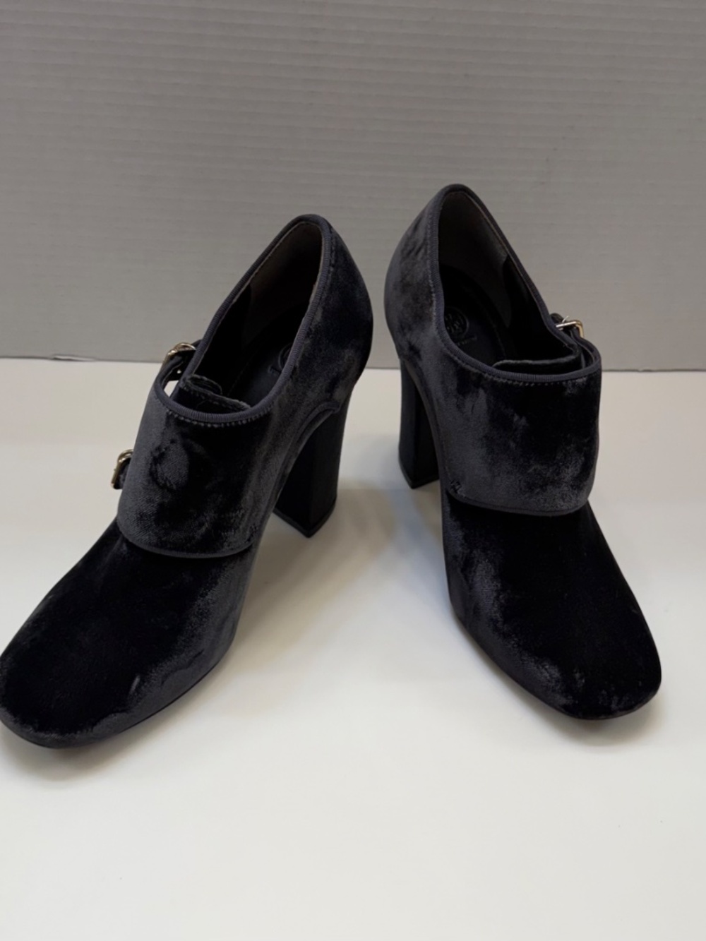 NWOT Tory Burch Velvet Block Heel Pumps Gold Buckle 9M - Picture 5 of 15